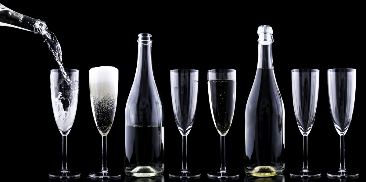 香槟美酒与晶莹玻璃杯，绝美高清7K图片，4K背景壁纸，7500x3735超清下载