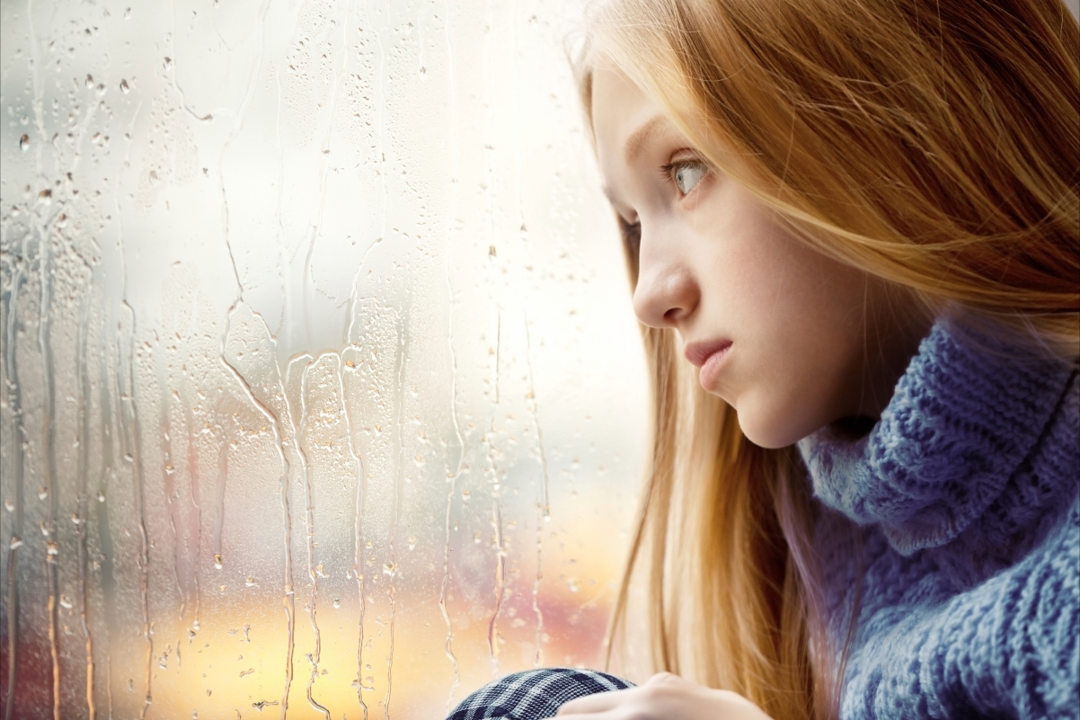 雨窗倩影，高清4K悲伤女孩壁纸，超清5616x3744下载