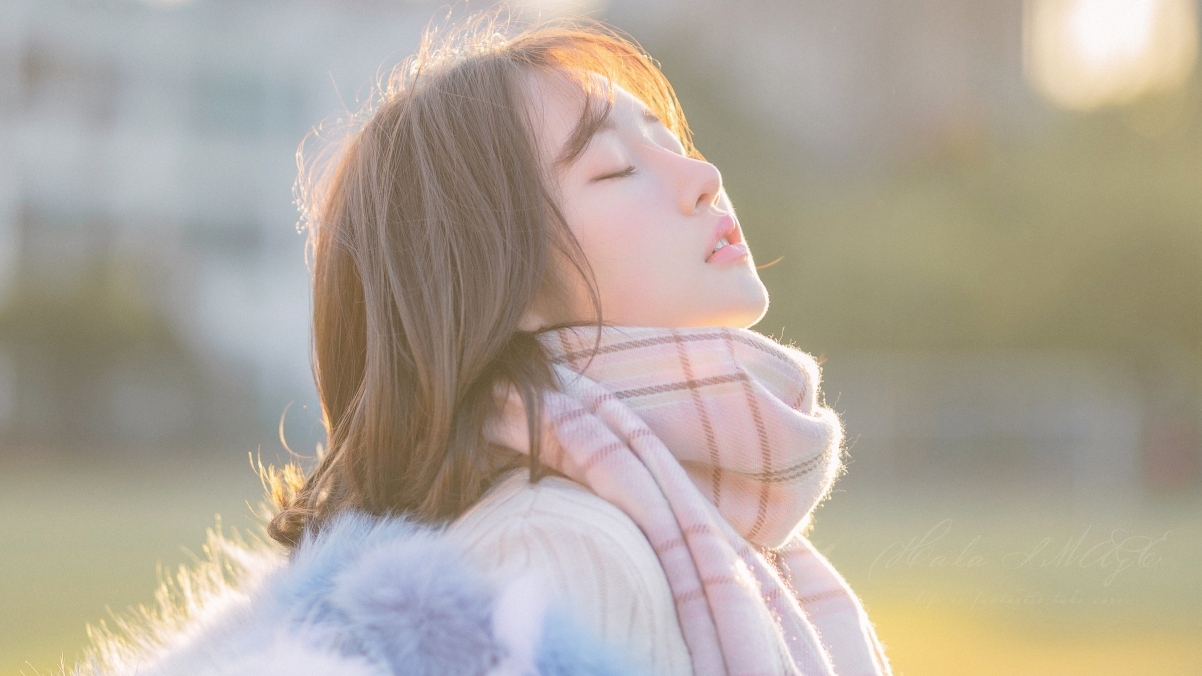 冬季美女闭眼围巾写真，4K超清壁纸，3840x2160高清下载