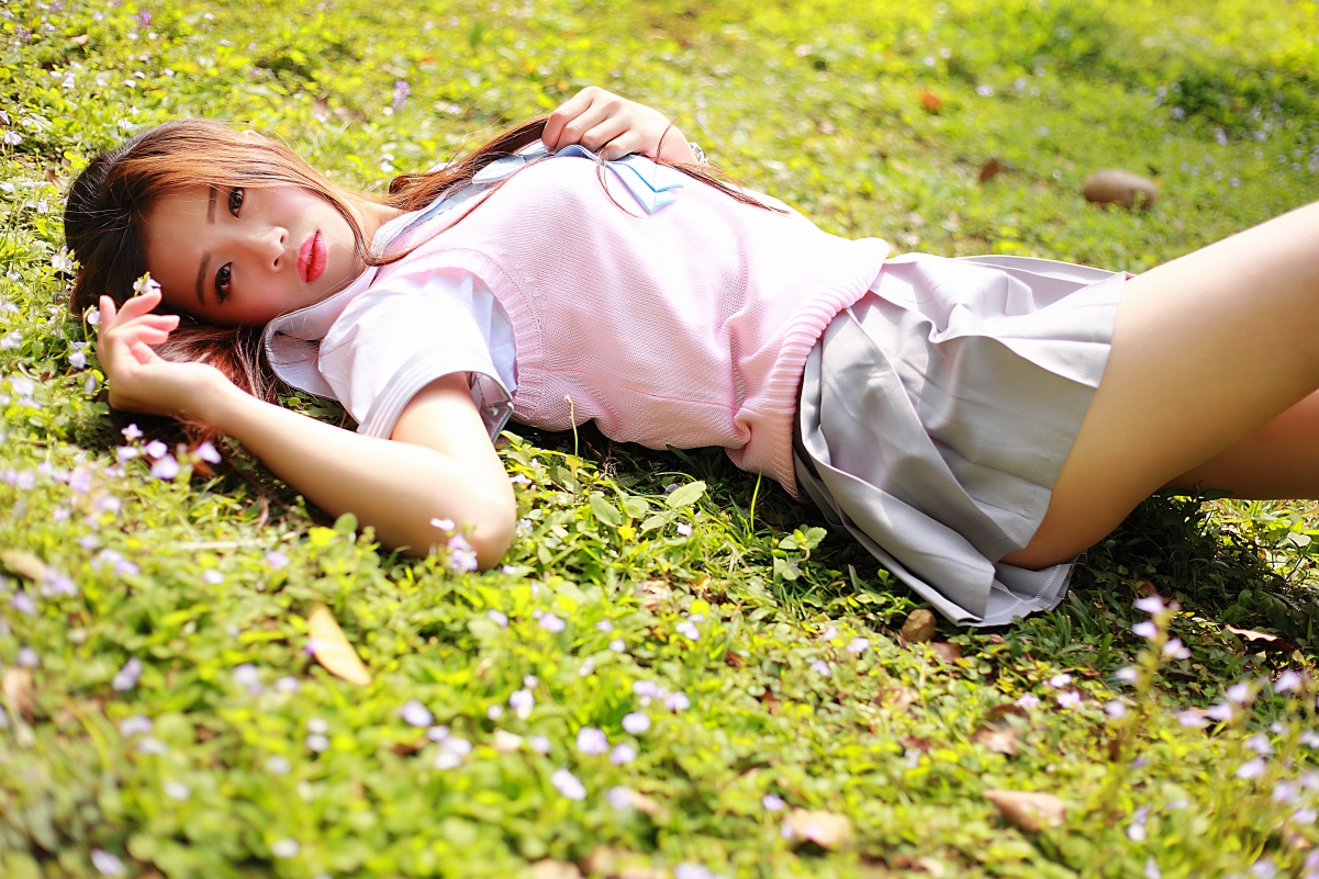 草地上的短裙美女，4K高清壁纸，4200x2800分辨率，绝美图片下载