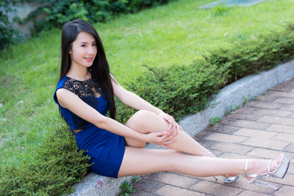 美女高清壁纸，蓝裙倩影，绿意环绕，4K画质尽显优雅魅力