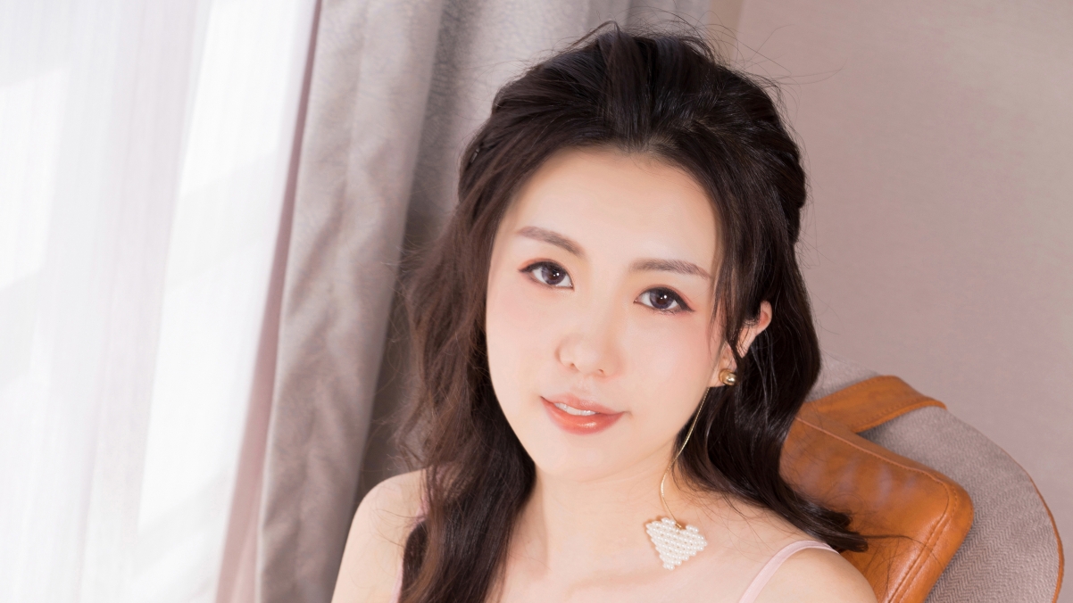 芸斐长发美女惊艳亮相！超高清4K壁纸免费下载，尽享3840x2160极致视觉盛宴
