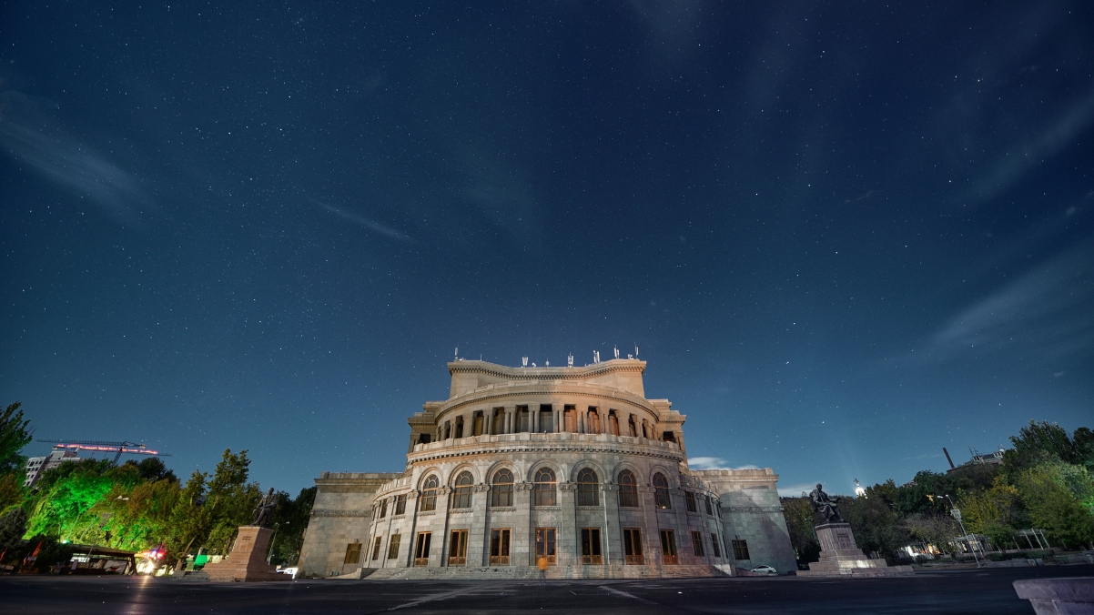 亚美尼亚埃里温大厦夜景，璀璨星空下的4K超清壁纸，3840x2160高清下载