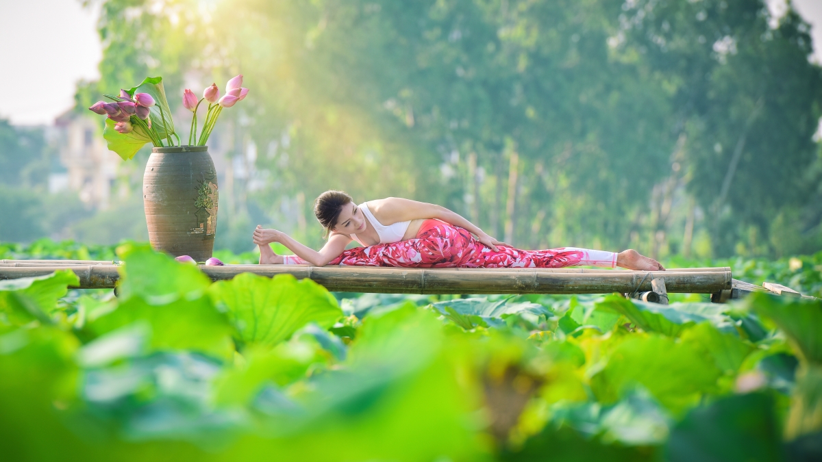 荷花塘瑜伽之美，优雅4K壁纸，高清美女图片，4000x2250分辨率，一键下载