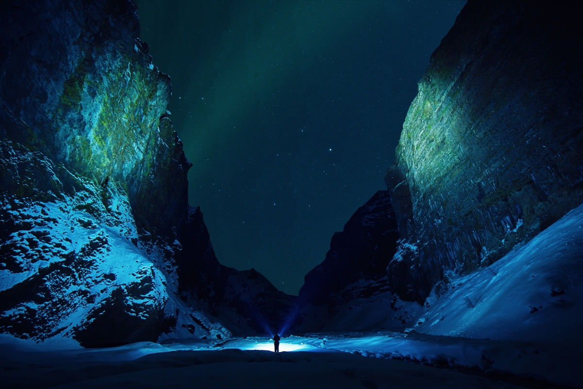 男人在夜晚的石山之巅，仰望璀璨星空，4K高清雪景风景壁纸，震撼视觉体验！