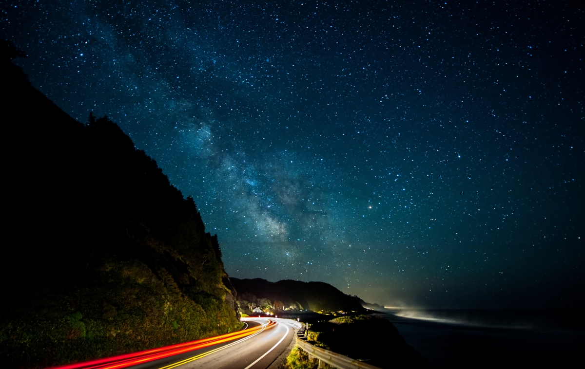 银河道路灯光美景，4K高清风景壁纸，4080x2577分辨率，免费下载