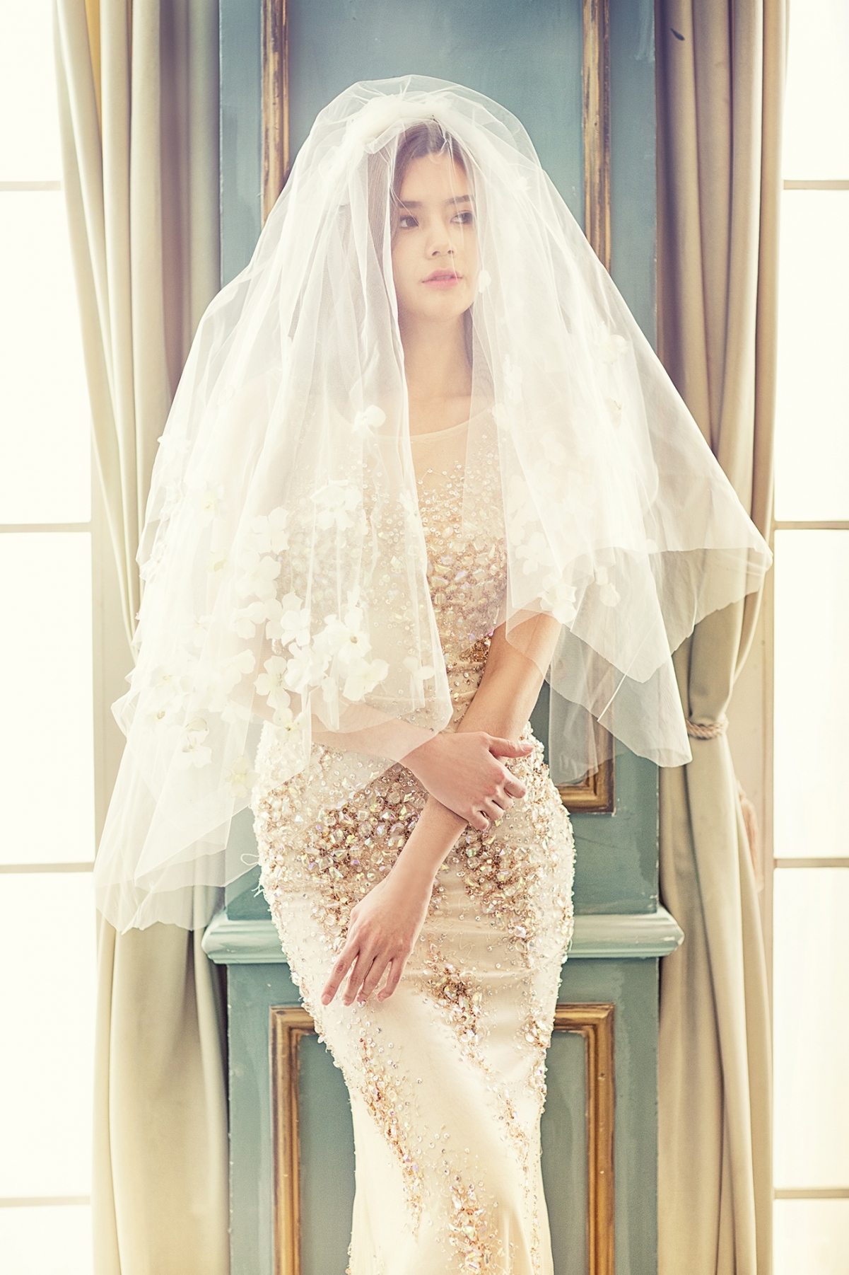 新娘白色面纱，性感婚纱身姿，高清4K手机壁纸，1333x2000超清下载