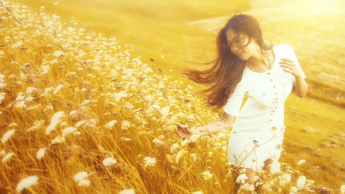 夏日花海，美女与鲜花共舞，高清4K自然图片，心情瞬间提升！4000x2250壁纸免费下载