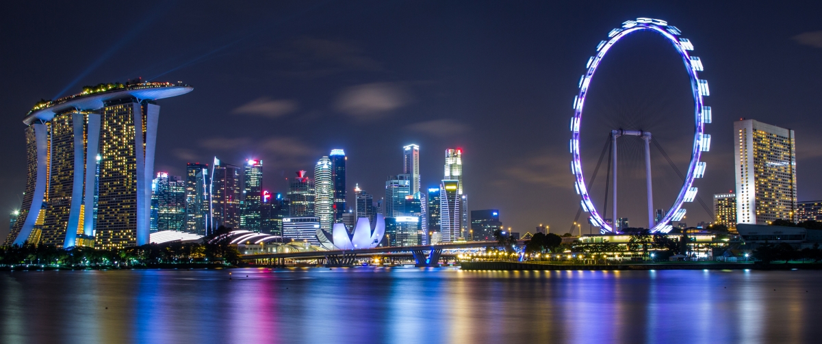 海边夜景璀璨，摩天轮点缀星空，4K超清壁纸免费下载