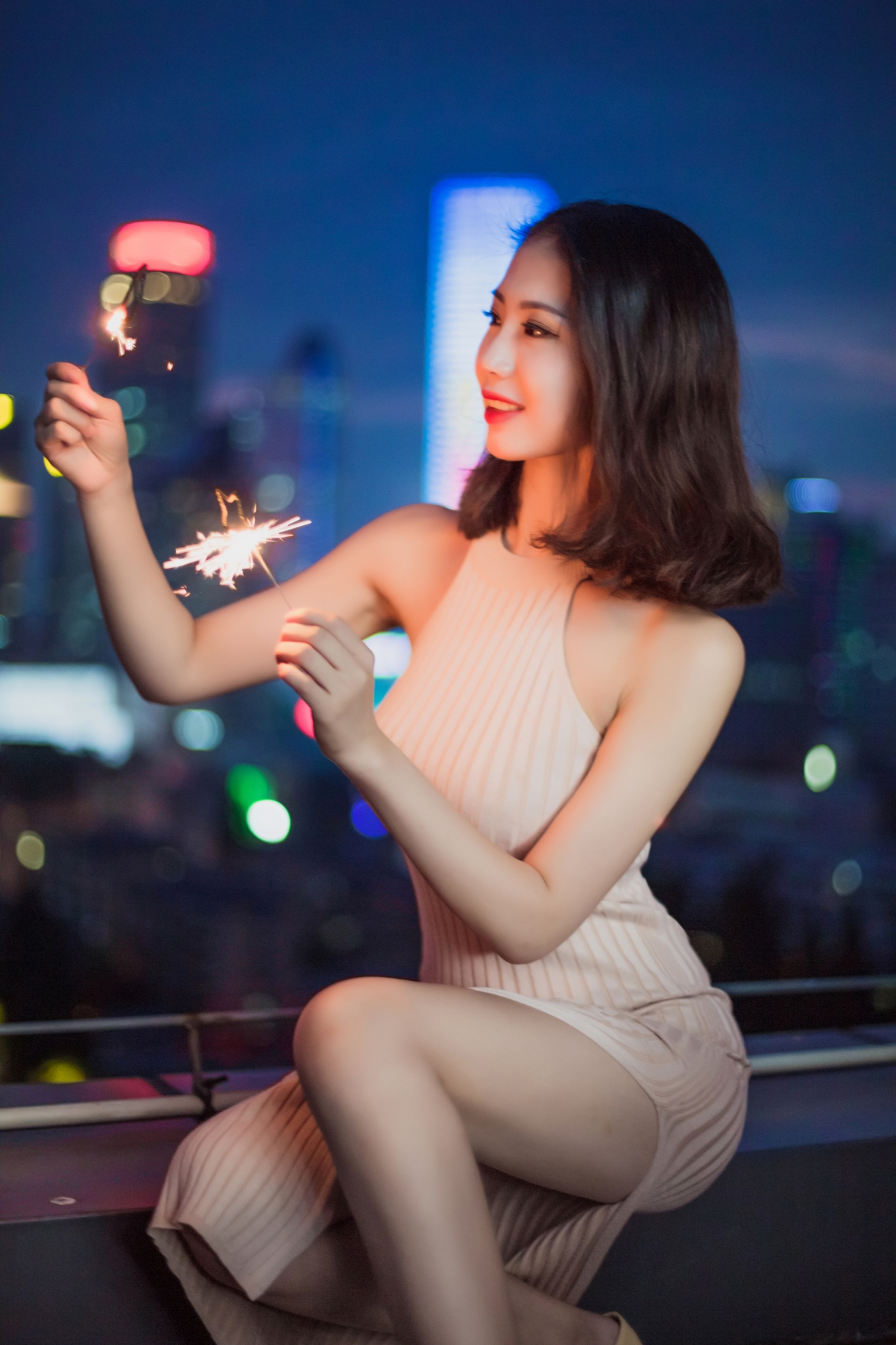 城市夜魅，美女高清手机壁纸，4K超清1920x2880，免费下载