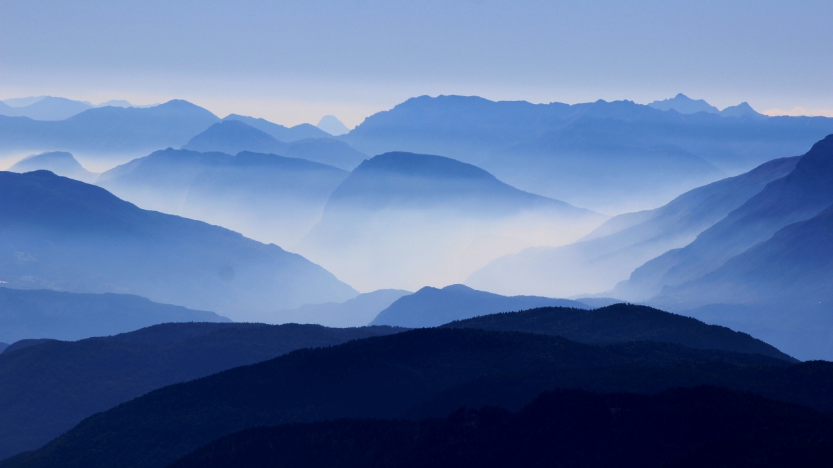 连绵山峦4K超高清风景壁纸，3840x2160分辨率，一键下载