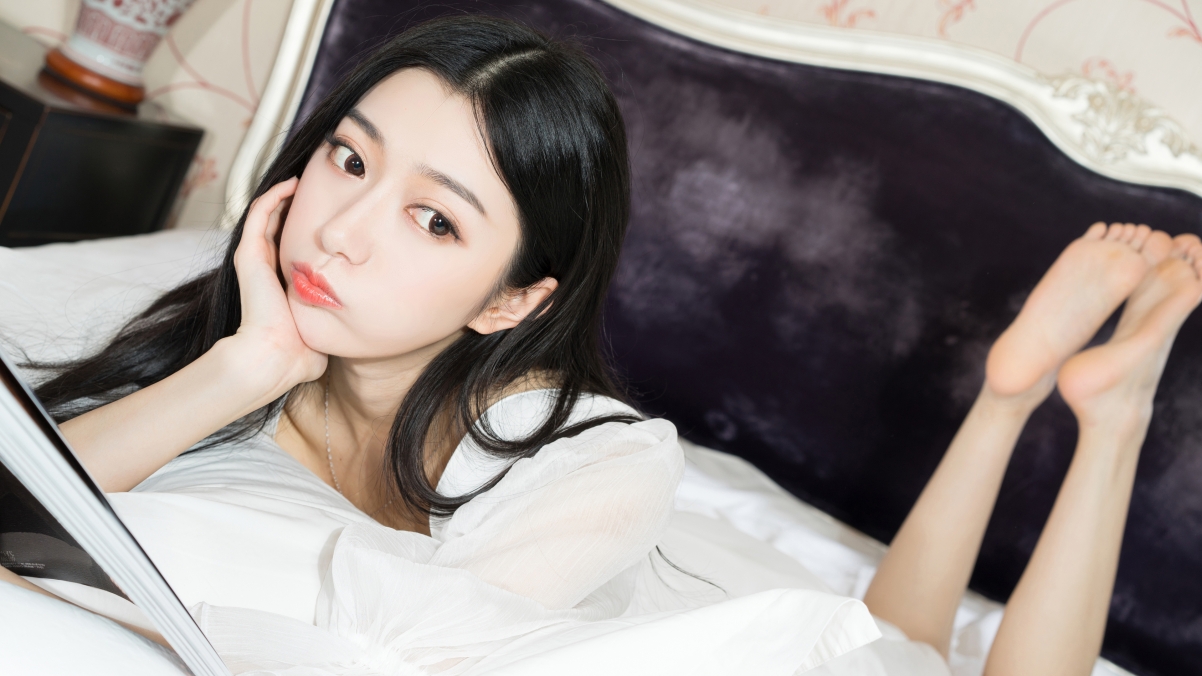 小新精选，高清4K美女壁纸，云空漫步3840x2160，一键下载