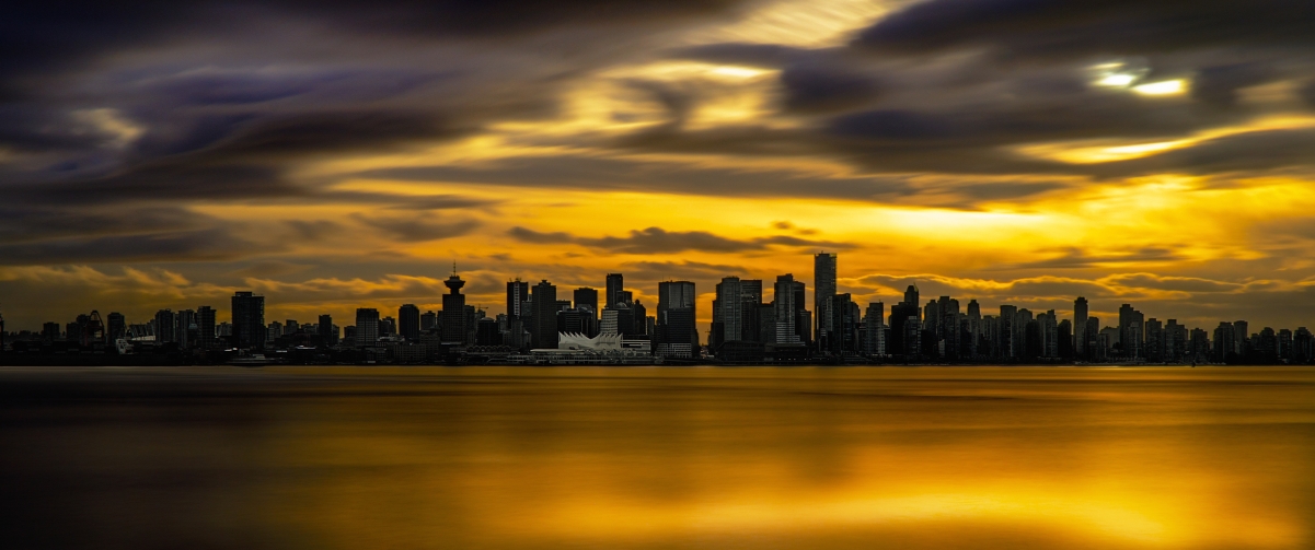 温哥华市中心绝美云彩，4K超清3440x1440壁纸，风景如画，一键下载！