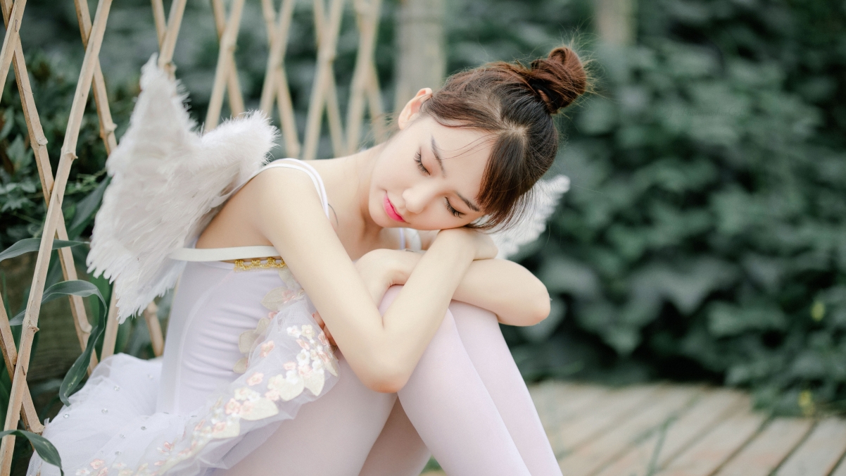 超高清4K美女壁纸，3840x2160分辨率，精选小天使美女图片，一键下载