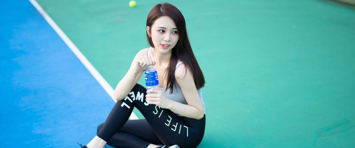 网球场邂逅长发美女，绝美高清4K壁纸3440x1440，一键下载！