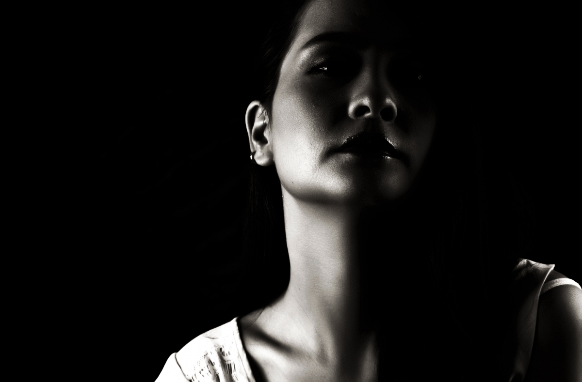 女孩黑白肖像，迷人4K高清图片素材，精美壁纸4000x2629免费下载