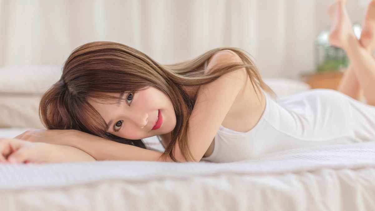 清新养眼美女4K高清壁纸，白色睡衣居家风，3840x2160分辨率免费下载