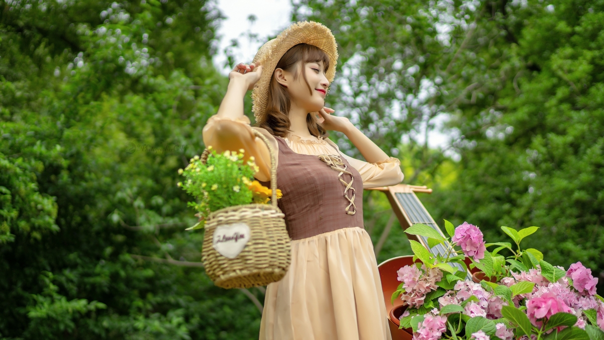 甜美微笑闭眼佳人，花丛倩影4K超清壁纸，高清3840x2160美图下载