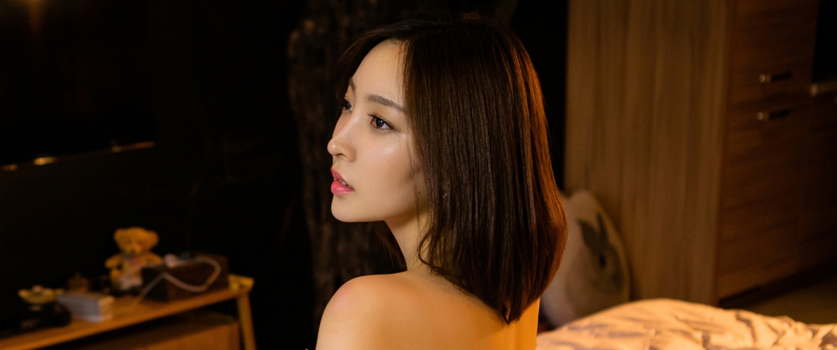 绝美侧颜模特文文，高清4K壁纸，3440x1440分辨率，一键下载！