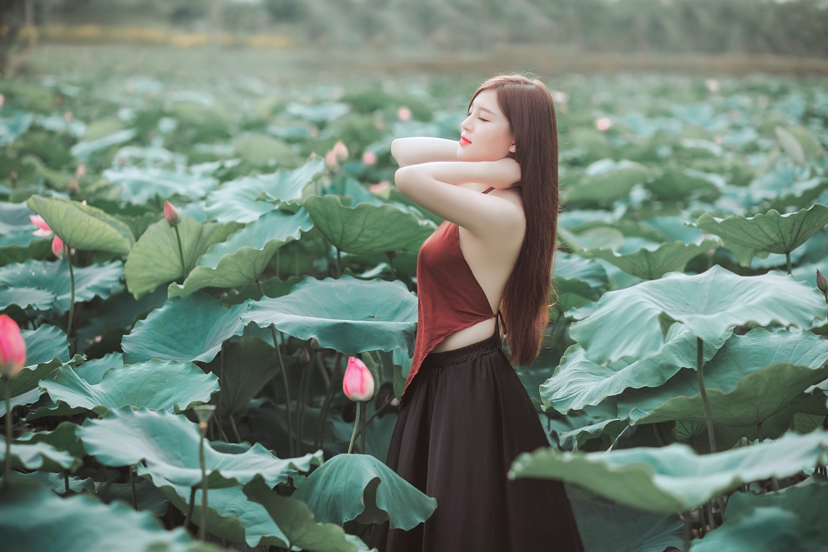 荷花塘闭眸长发美女，肚兜风情尽显，高清5K壁纸惊艳下载