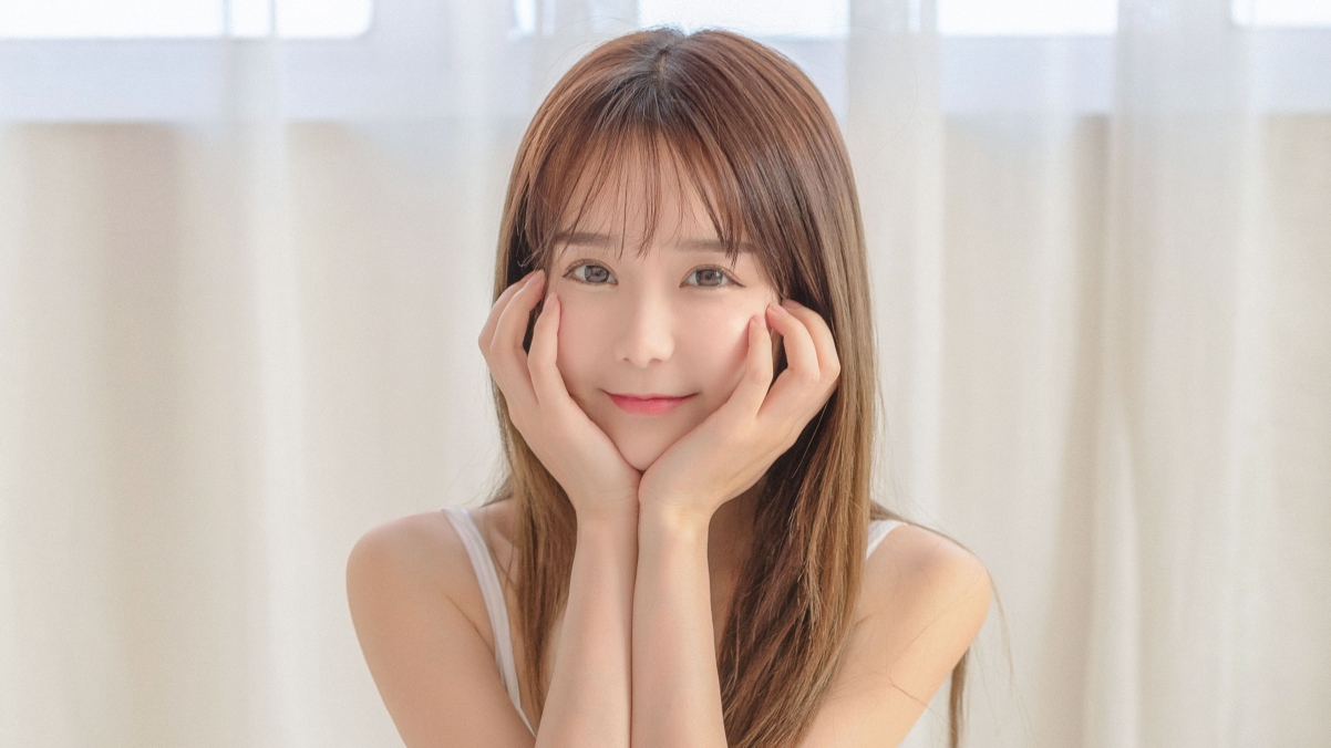 绝美4K双手托腮美女壁纸，高清3840x2160分辨率，免费下载