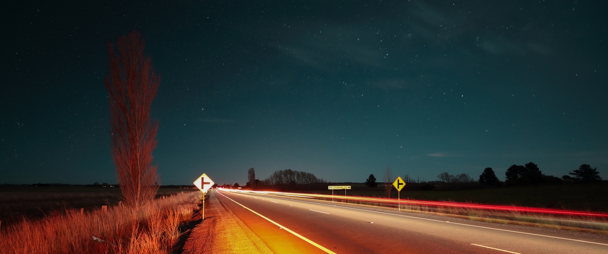 夜晚公路美景，3440x1440高清4K壁纸，一键下载享受视觉盛宴