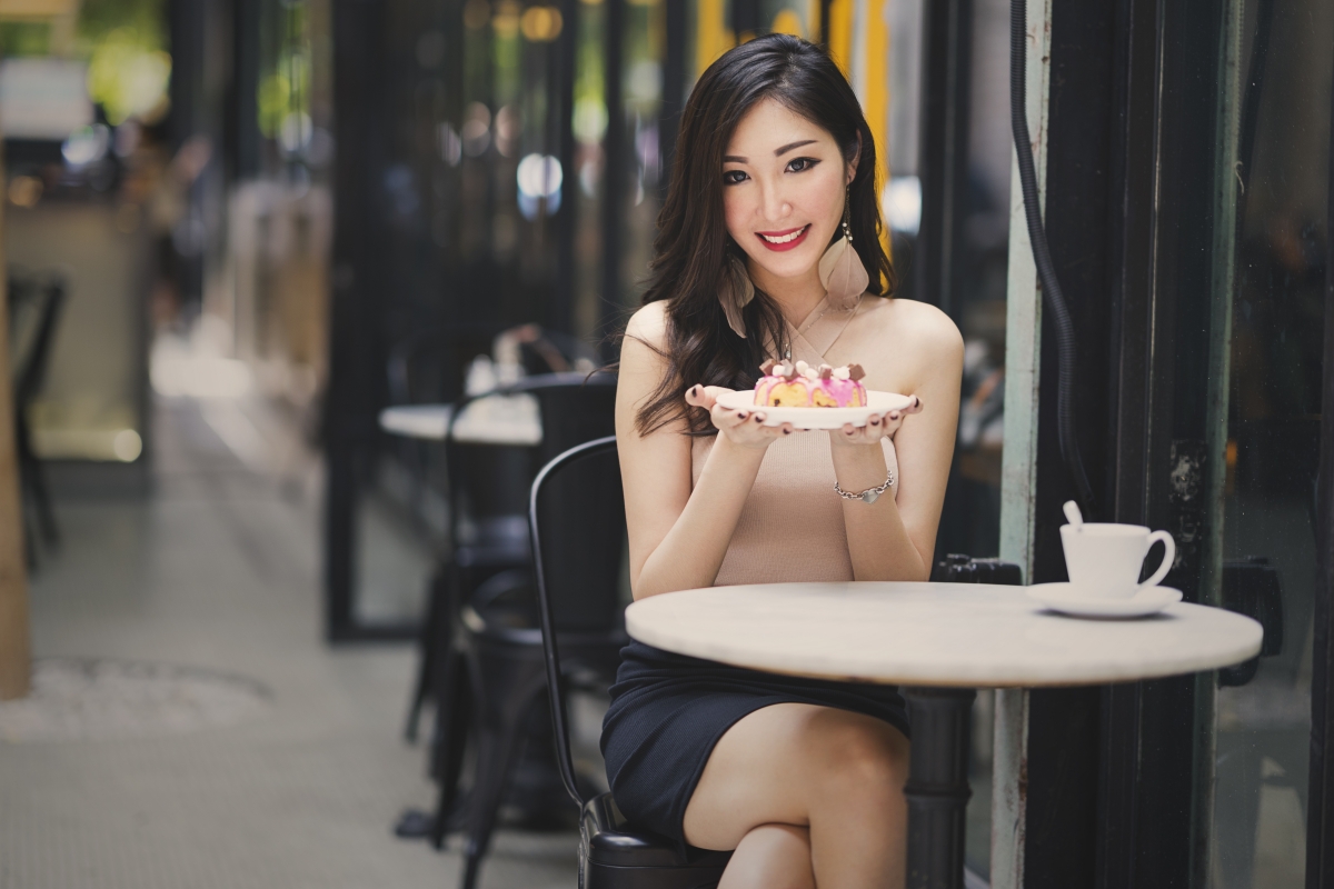 街道邂逅，咖啡厅甜蜜瞬间，微笑女孩与诱人甜品，超清4K美女壁纸下载