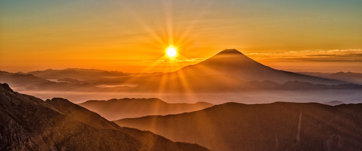 太阳下的富士山美景，3440x1440超清4K壁纸，一键下载！
