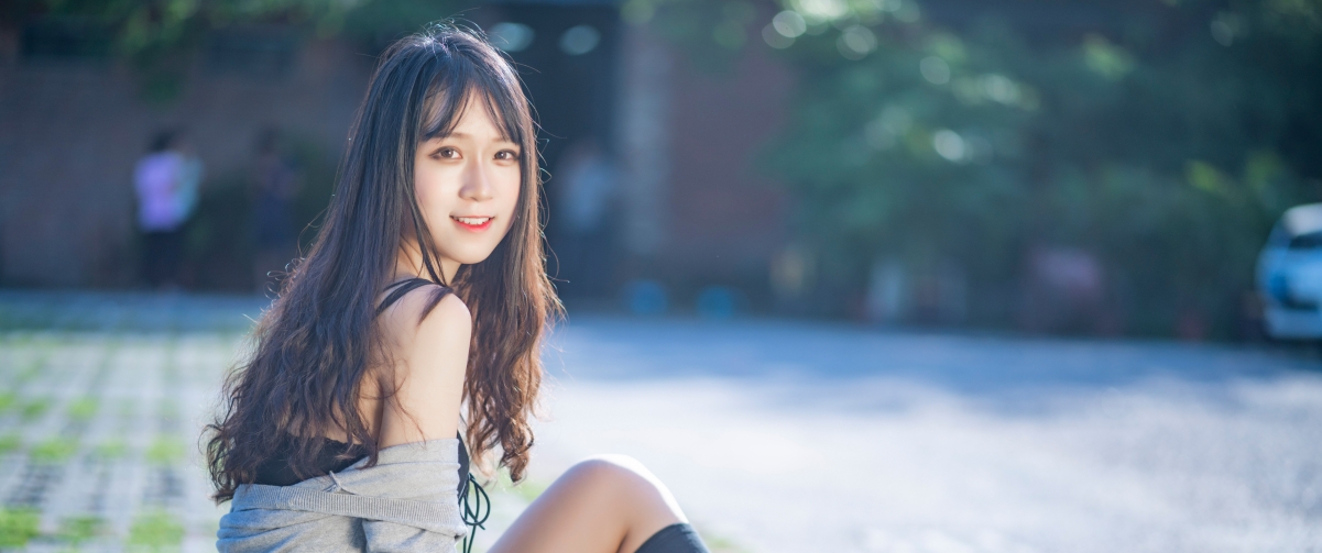 夏日风情美少女，精选4K高清壁纸，3440x1440分辨率，一键下载！