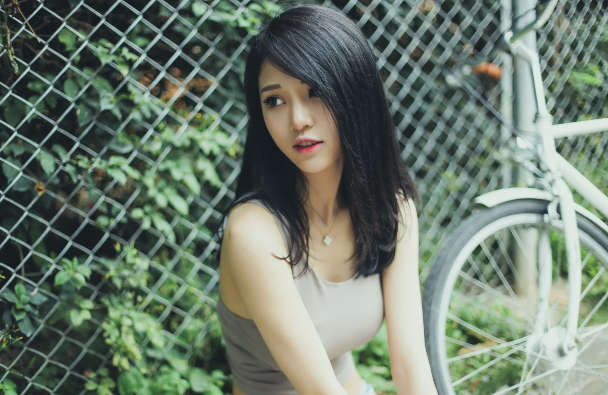 夏日风情，长发美女4K高清壁纸，性感可爱，超清4000x2596，免费下载