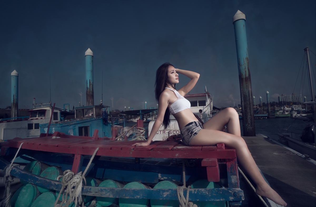 夜幕下码头游艇美景，长腿美女高清壁纸，5K/4K画质任选，一键下载5000x3276分辨率