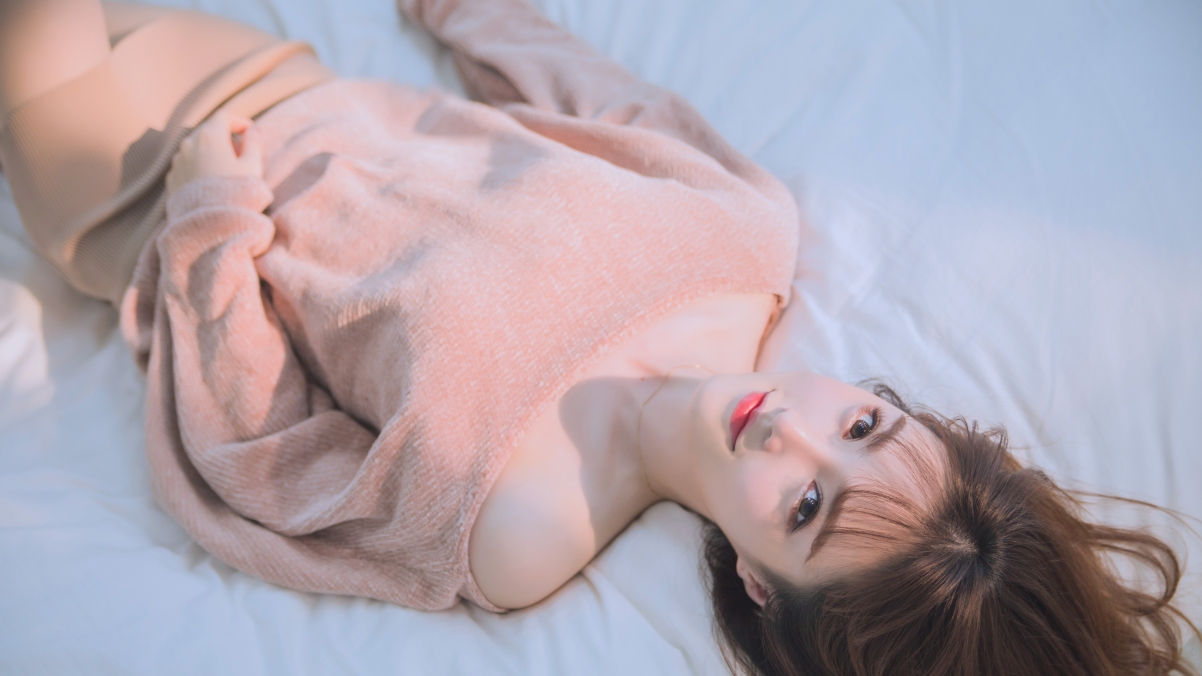 床上文艺美女高清写真，绝美4K壁纸，3840x2160超高清下载
