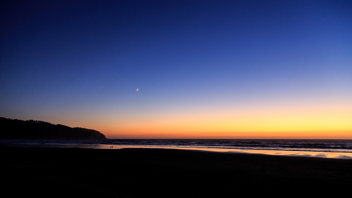 绝美海滨月夜，官方高清Mac壁纸，5K超清风景图，5120x2880分辨率，一键下载