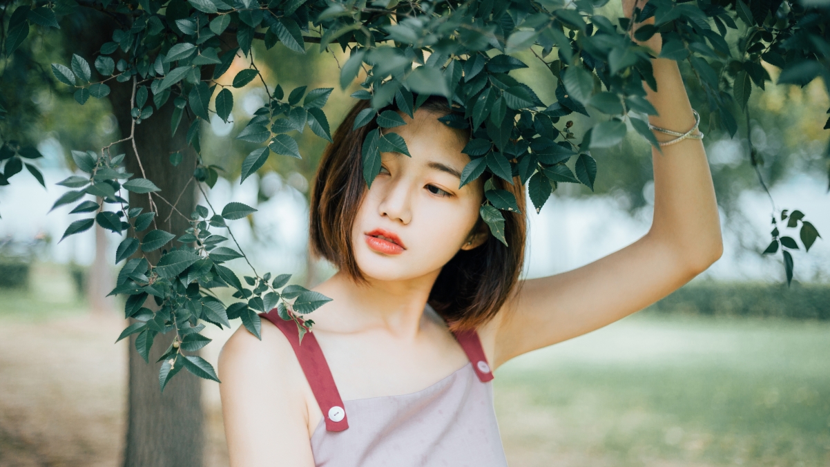 夏日公园风情，短发美女高清摄影，4K壁纸3840x2160，一键下载
