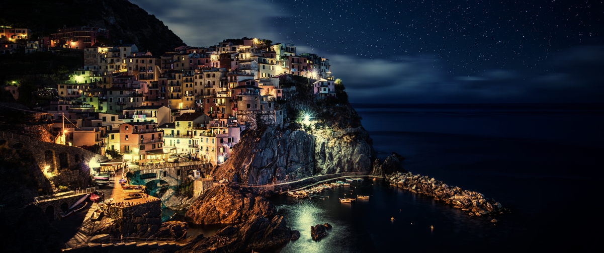 马纳罗拉夜晚绝美风景，高清4K壁纸，3440x1440分辨率，一键下载