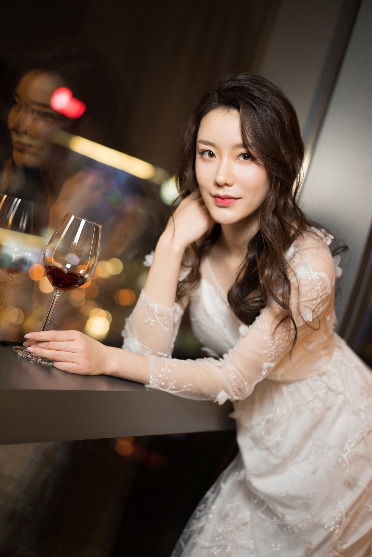 克拉女神江琴，白色裙装酒杯魅影，高清竖屏壁纸4K超清下载