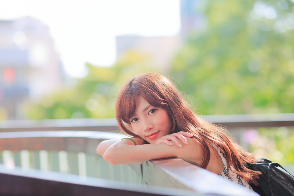 女孩微笑眼神迷人，长发飘逸美女4K壁纸，高清大图下载
