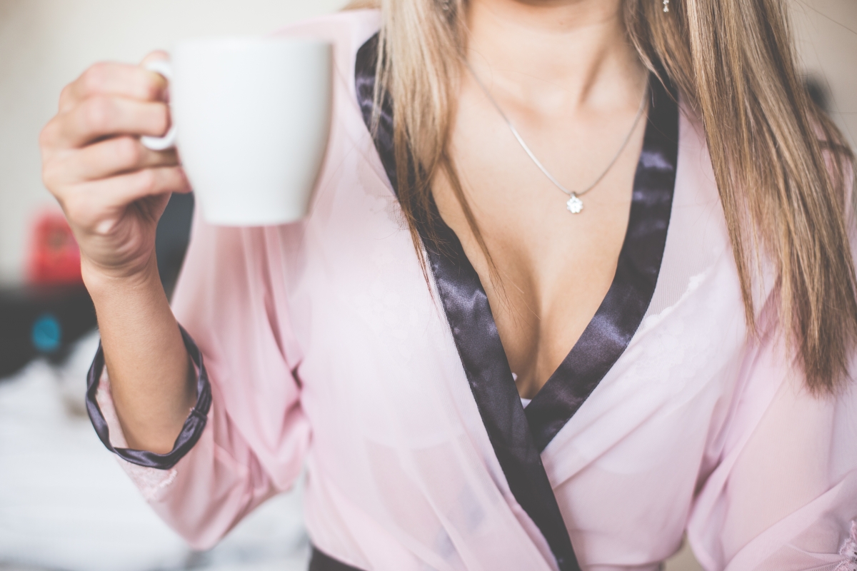 女孩品茶时光，丝绸睡衣，悠然自得，绝美4K壁纸高清下载