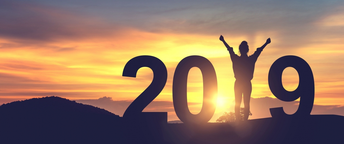 2019年轻女性山景4K高清壁纸，3440x1440分辨率，免费下载