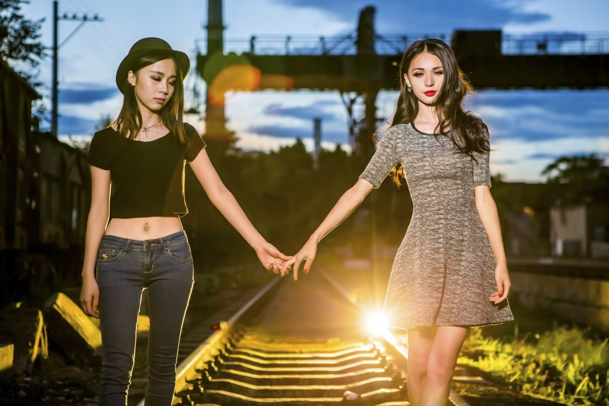 铁轨倩影，绝美5K姐妹壁纸与4K高清美女图集，5760x3840超清下载