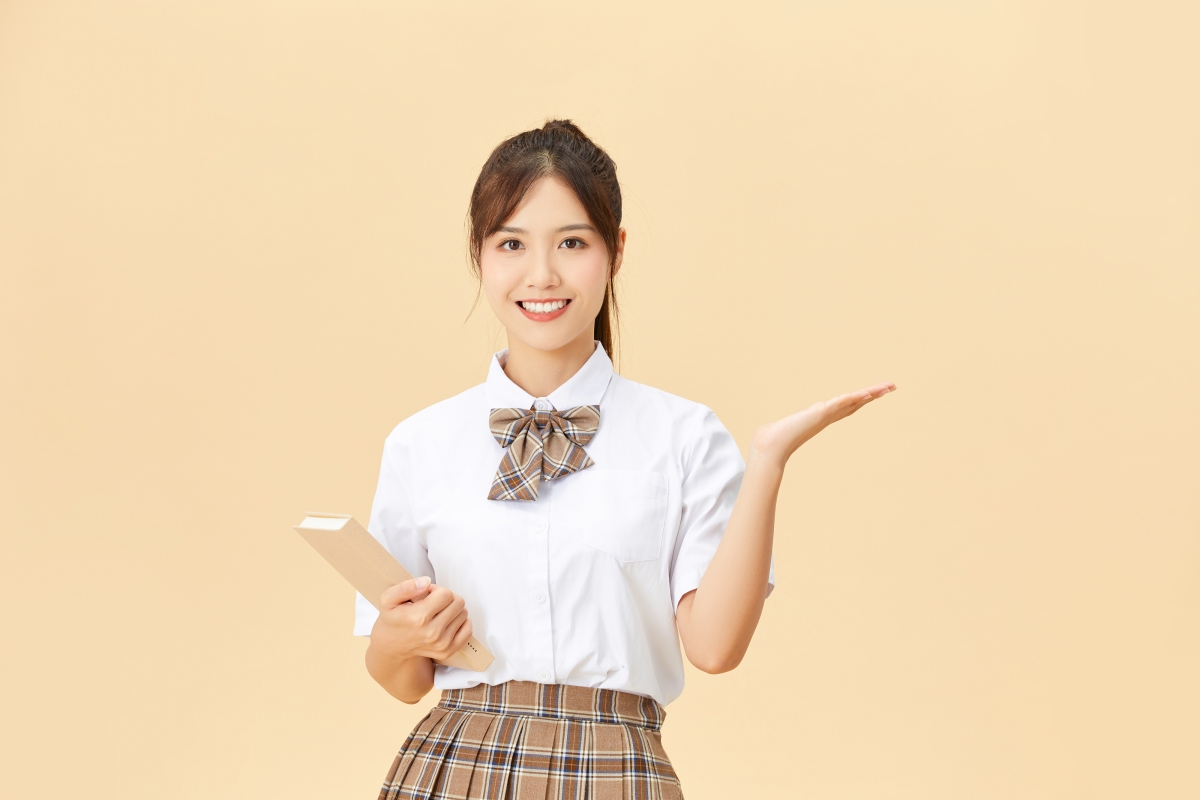 甜美女高中生微笑捧书，4K高清壁纸，清晰细腻，4000x2667分辨率下载