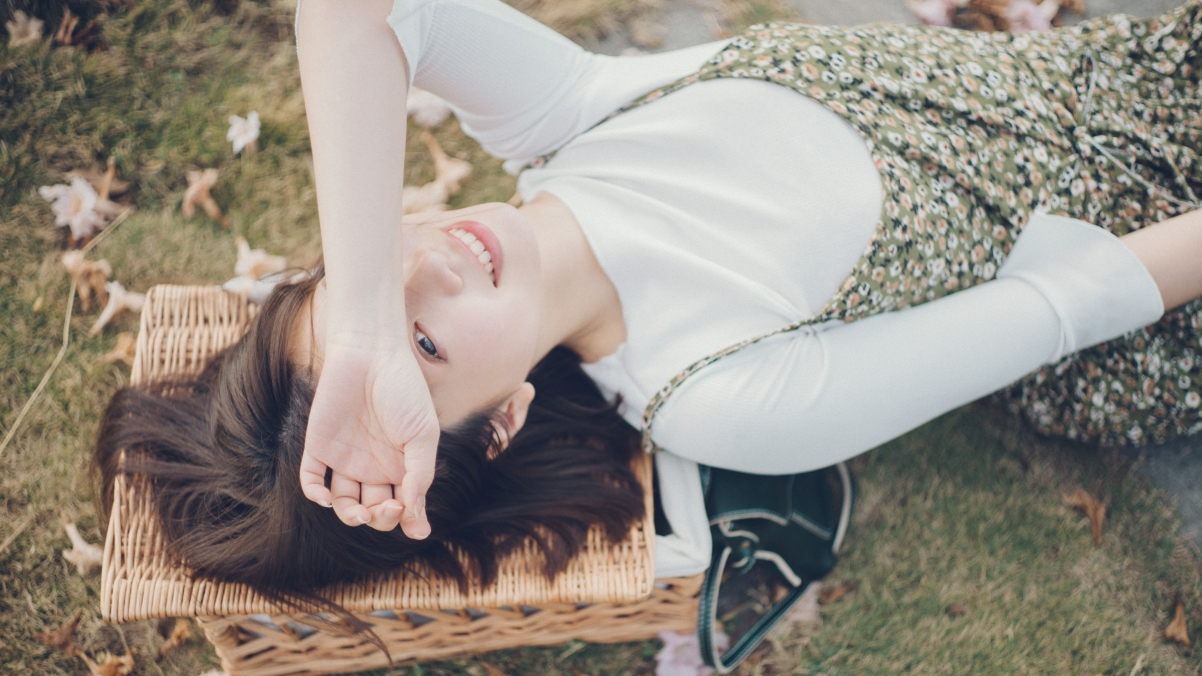 清新草地美女轮廓，4K超清壁纸，高清3840x2160下载欣赏