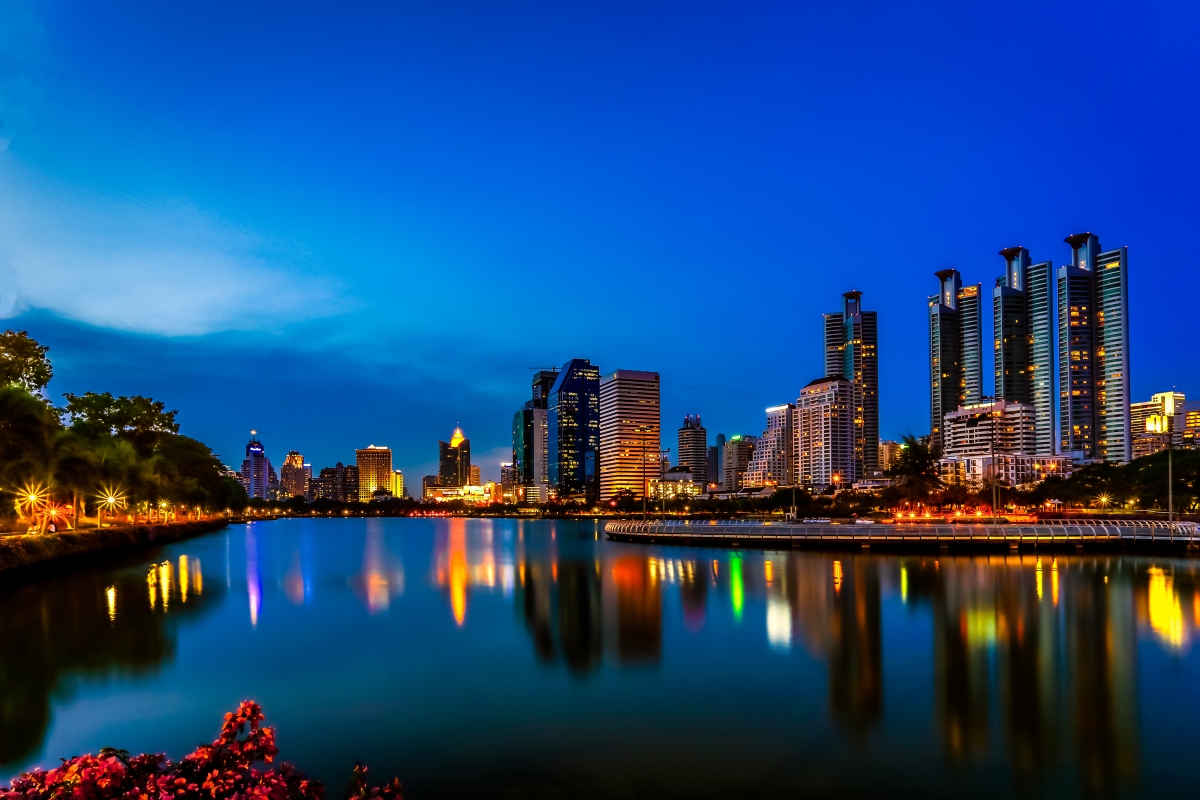 曼谷公园夜景，灯光湖畔4K高清壁纸，精美画质4000x2666，免费下载