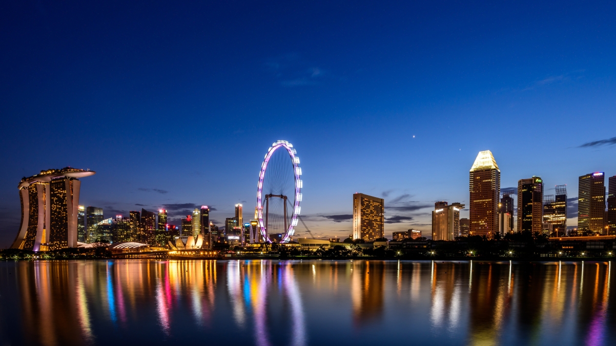 摩天轮与费里斯轮辉映，海边城市夜景摩天大楼绝美4K风景壁纸高清下载