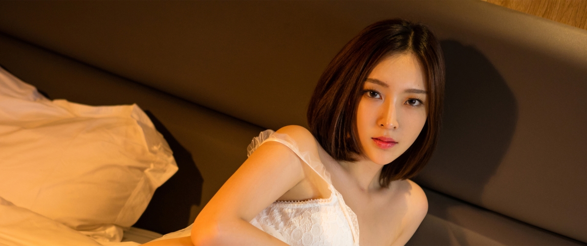 高清性感美女文文4K带鱼屏壁纸，3440x1440分辨率，免费下载