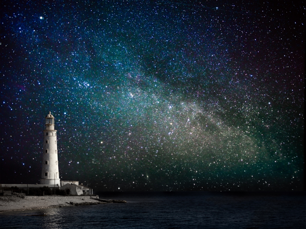 海岸灯塔映夜空，星空璀璨4K壁纸，高清风景图片下载