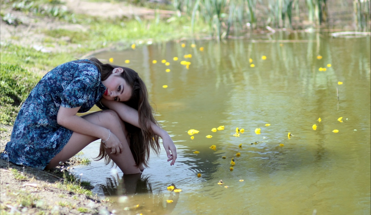 美丽女孩与湖景，水波鲜花映衬下的4K高清美女壁纸，4080x2372分辨率下载