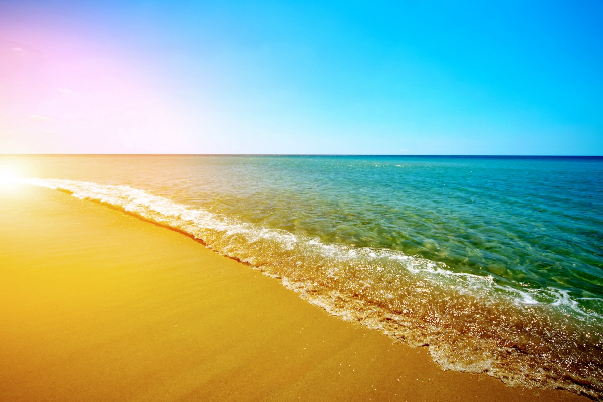 夏日阳光洒满大海，绝美沙滩4K风景壁纸，高清下载3970x2647