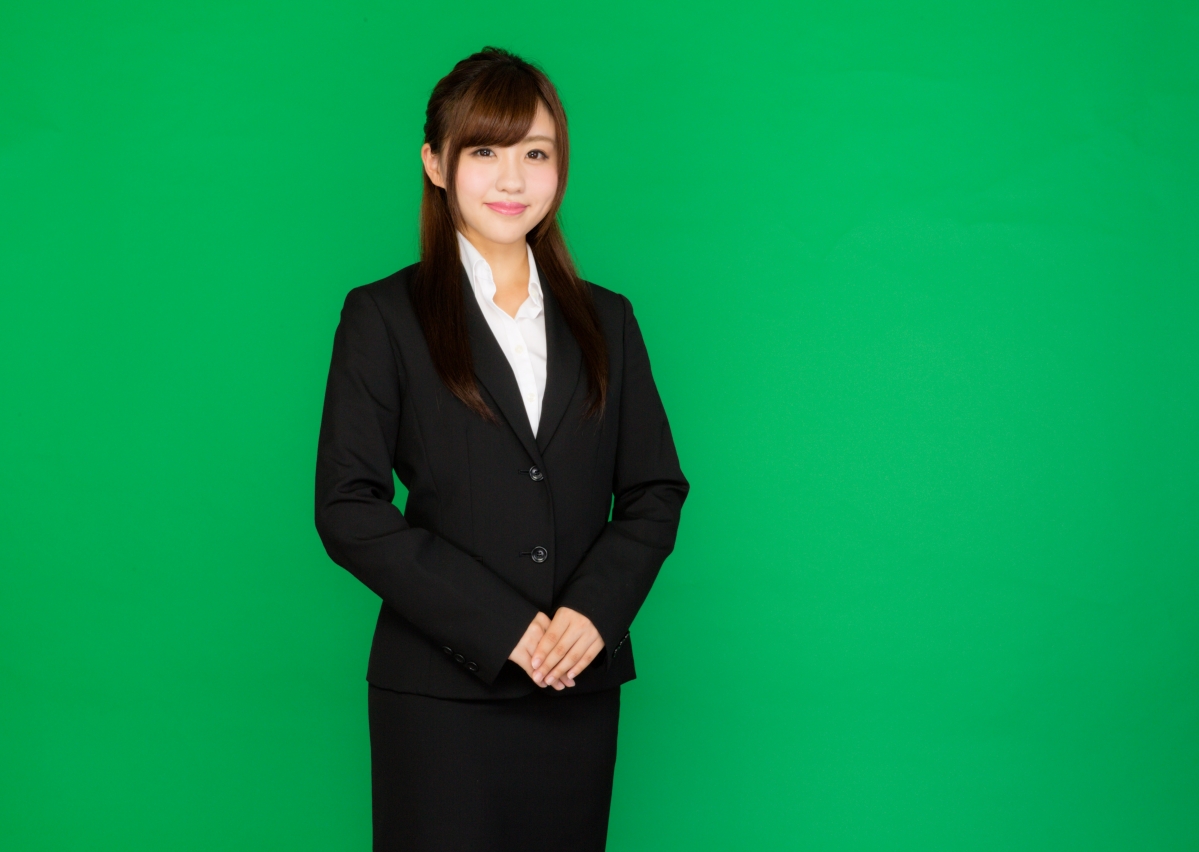 商务职场美女高清壁纸，站立姿态5K图片，细腻4K人物，5191x3688超清分辨率，一键下载