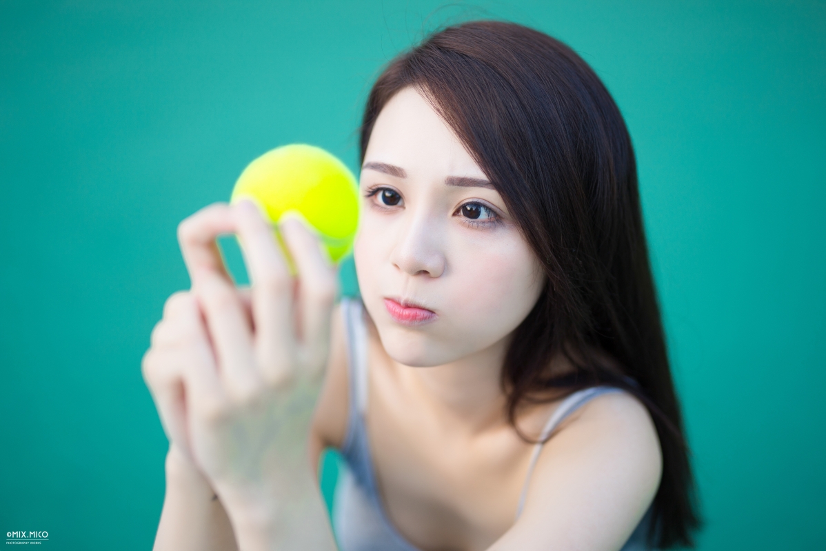 嘟嘴可爱网球美女，高清5K壁纸，5472x3648分辨率，免费下载